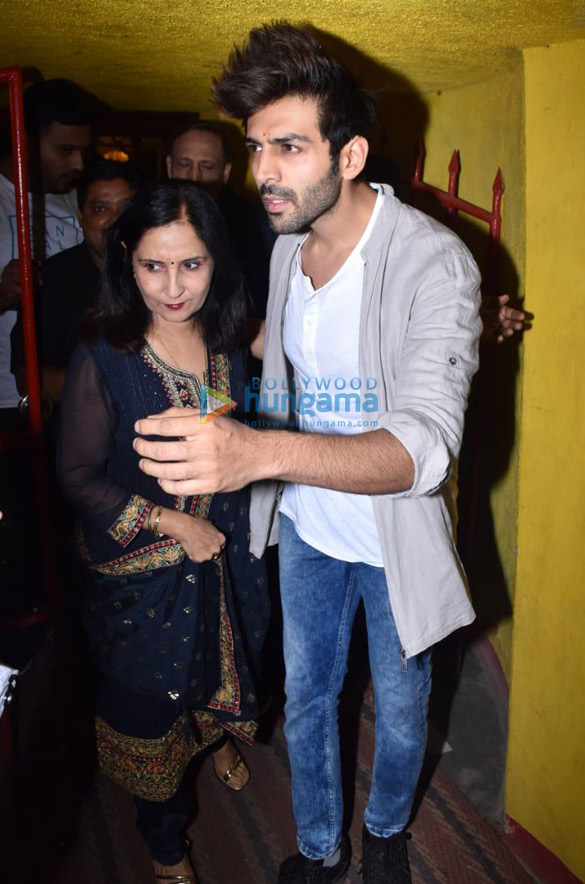 photos kartik aaryan snapped at shani temple 4