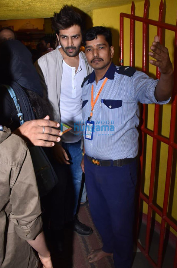 photos kartik aaryan snapped at shani temple 5