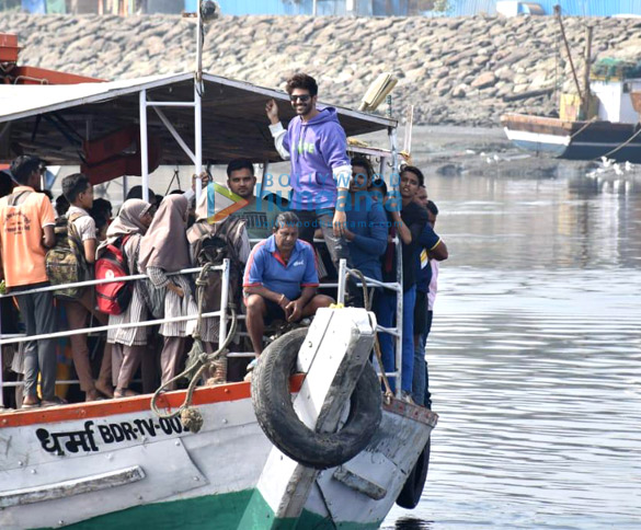 Photos: Kartik Aaryan and Janhvi Kapoor snapped at Versova jetty Photos: Kartik Aaryan and Janhvi Kapoor snapped at Versova jetty