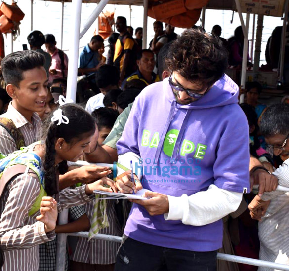 photos kartik aaryan snapped at versova jetty 5