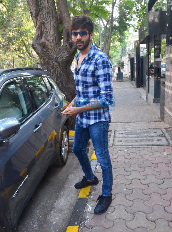 photos kartik aaryan spotted in juhu 2