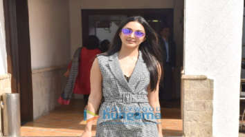 Photos: Kiara Advani and Madhuri Dixit snapped in Juhu