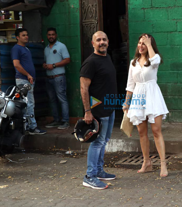 photos kim sharma and vishal dadlani spotted at the kitchen garden in bandra 2