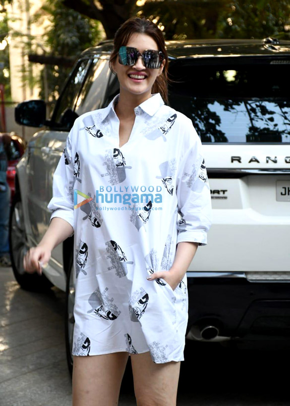 photos kriti sanon spotted at maddock films office 4