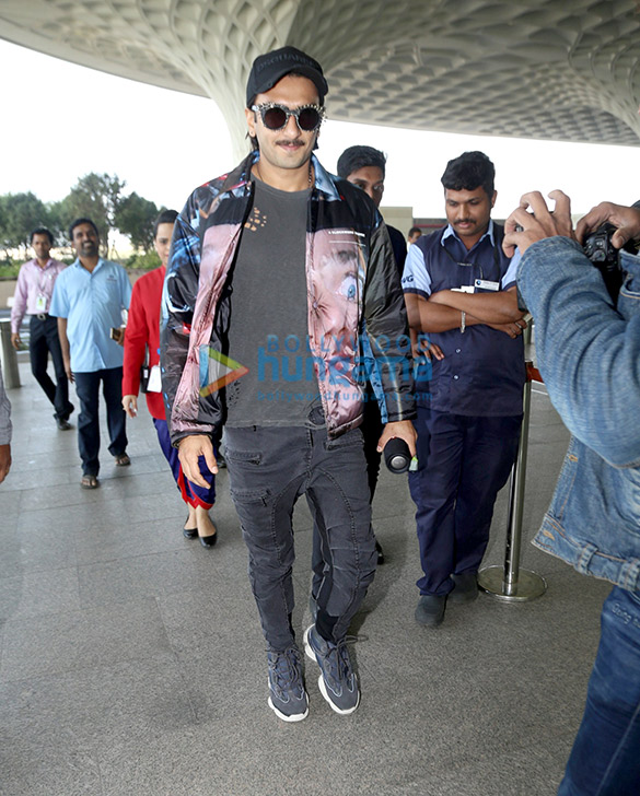 photos ranveer singh and pooja hegde snapped at the airport 3