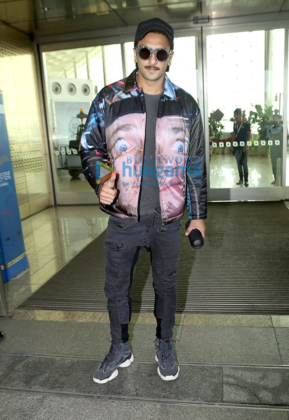 photos ranveer singh and pooja hegde snapped at the airport 5