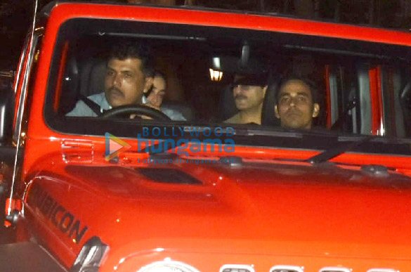 photos saif ali khan and kareena kapoor khan snapped in their new car in bandra 1