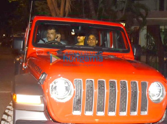 photos saif ali khan and kareena kapoor khan snapped in their new car in bandra 5