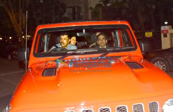 photos saif ali khan and kareena kapoor khan snapped in their new car in bandra 6