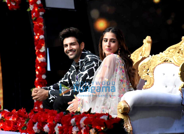 photos sara ali khan and kartik aaryan promote love aaj kal on indian idol 6