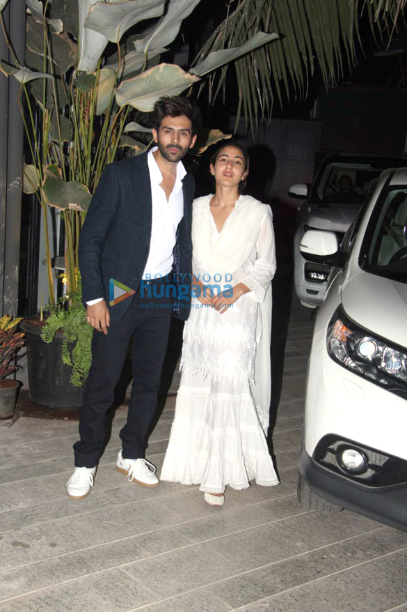 photos sara ali khan and kartik aaryan snapped at maddock films office in bandra 4