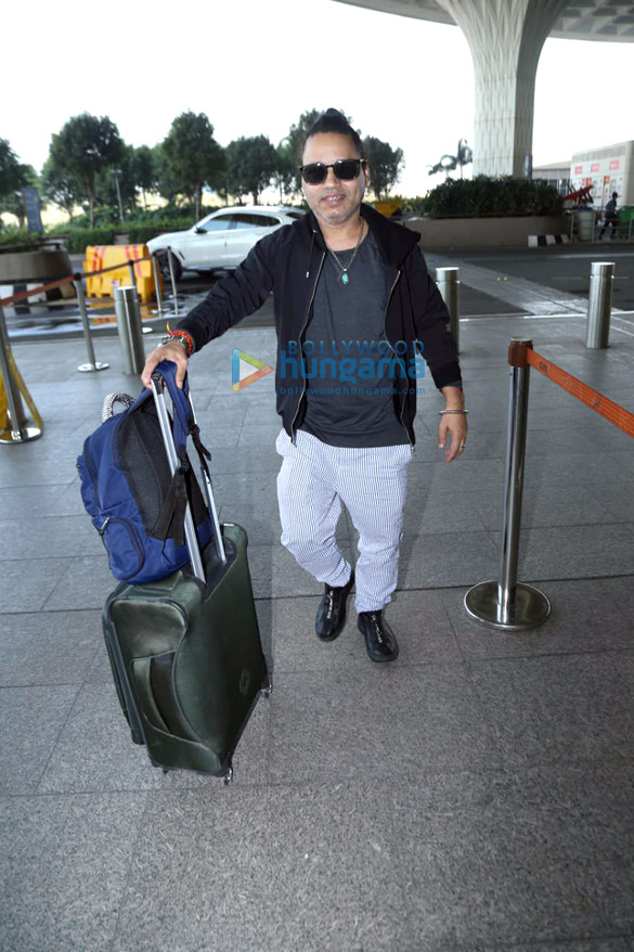 photos shah rukh khan ranveer singh elli avrram and others snapped at the airport1 1