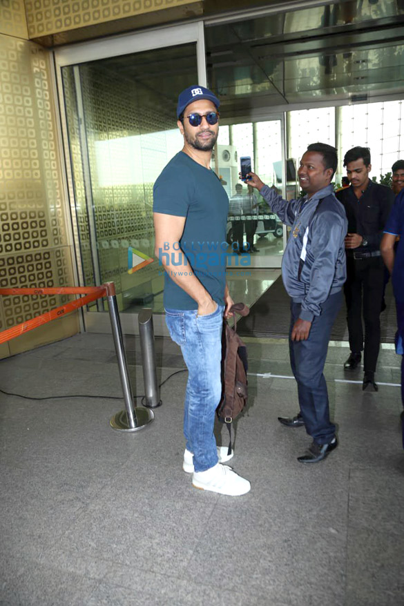 photos shah rukh khan ranveer singh elli avrram and others snapped at the airport1 2