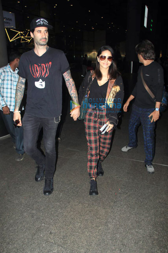photos shahid kapoor mira rajput sunny leone and vidya balan snapped at the airport 5