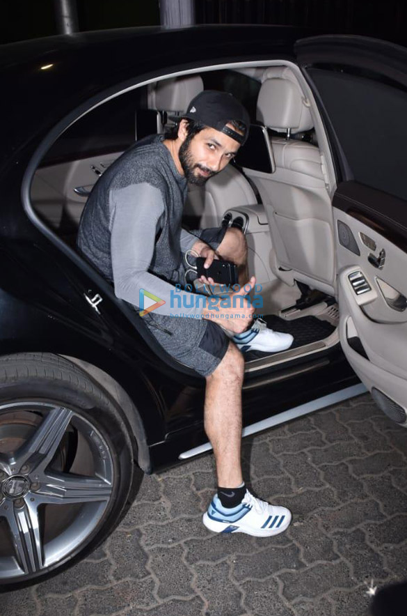 photos shahid kapoor snapped playing cricket in juhu 1