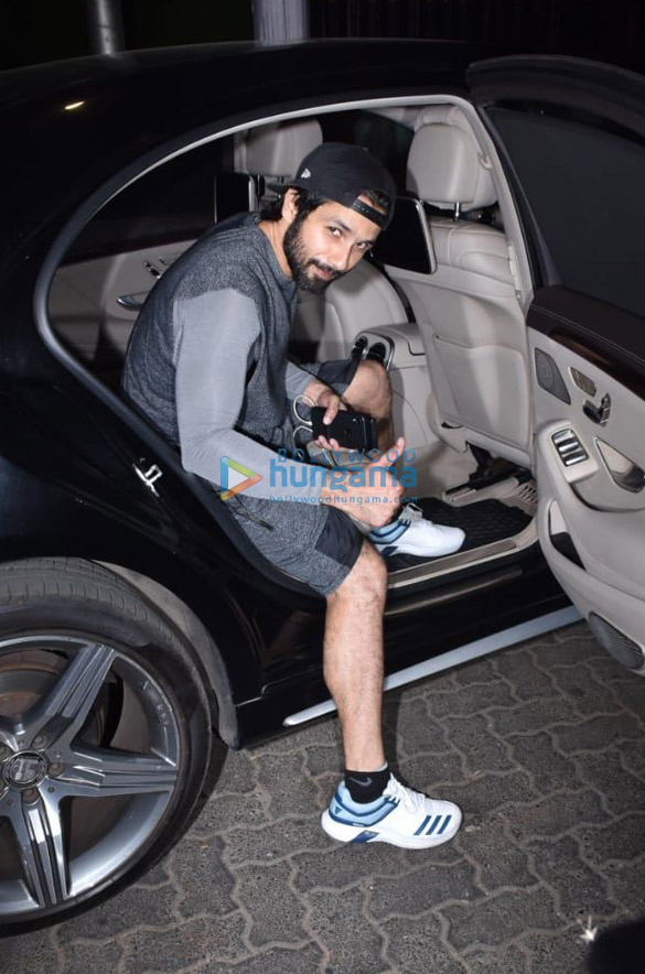 Photos: Shahid Kapoor snapped playing cricket in Juhu Photos: Shahid Kapoor snapped playing cricket in Juhu