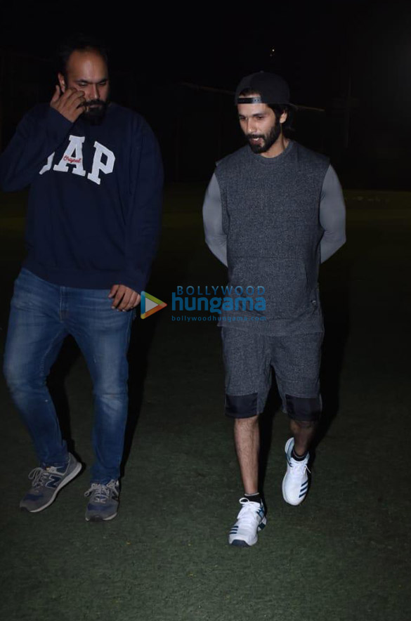 photos shahid kapoor snapped playing cricket in juhu 2