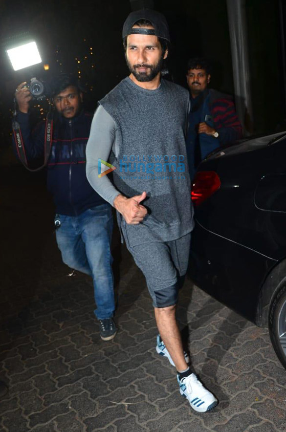 photos shahid kapoor snapped playing cricket in juhu 3