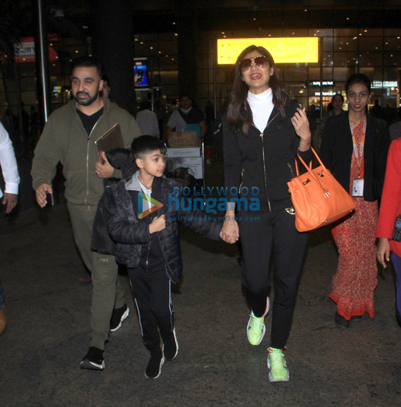 Photos: Shilpa Shetty, Viaan Raj Kundra and Raj Kundra snapped at the airport Photos: Shilpa Shetty, Viaan Raj Kundra and Raj Kundra snapped at the airport