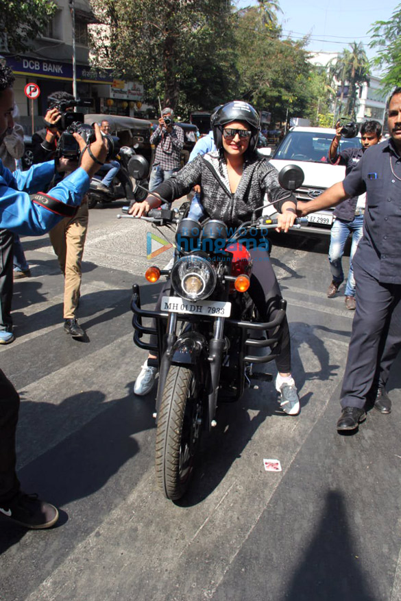 photos sonakshi sinha snapped enjoying a bike ride in bandra 5