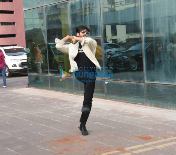 photos sunny singh nijjar sonnalli seygall and kartik aaryan snapped promoting their film jai mummy di 1