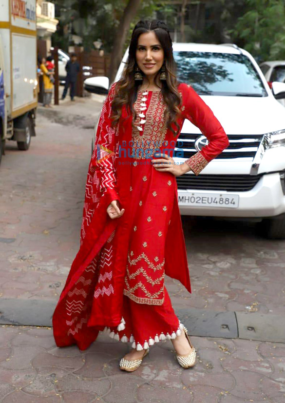 photos sunny singh nijjar sonnalli seygall and poonam dhillon snapped promoting their film jai mummy di 1