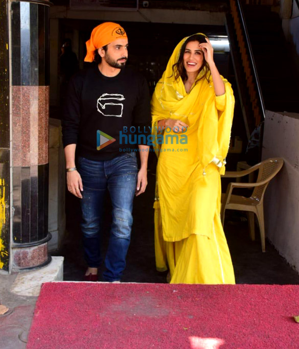 photos sunny singh and sonnalli seygall snapped at a gurudwara ahead of jai mummy di releas 2