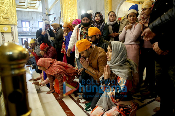 Photos: Varun Dhawan and Sharddha Kapoor snapped at the Sri Bangla Sahib Gurudwara