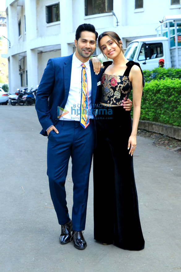 photos varun dhawan and shraddha kapoor snapped on sets of indian idol promoting their film street dancer 3d 7