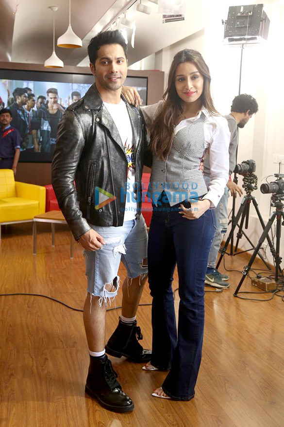 photos varun dhawan and shraddha kapoor snapped promoting their film street dancer 3d at 98 3 fm radio mirchi office 1