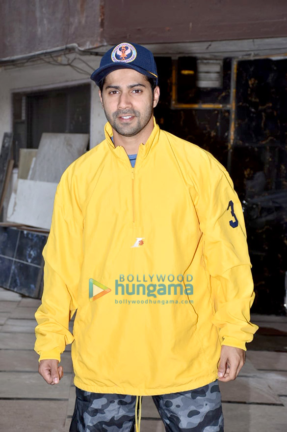 Photos: Varun Dhawan snapped at the gym in Bandra Photos: Varun Dhawan snapped at the gym in Bandra
