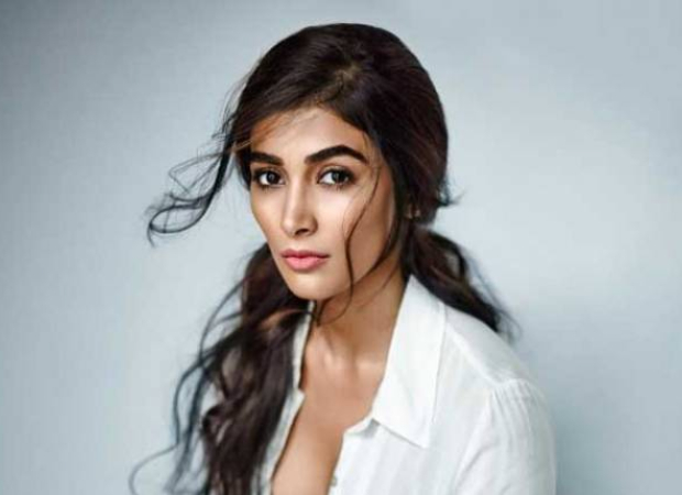 Pooja Hegde is overwhelmed upon seeing a super fan’s gesture 