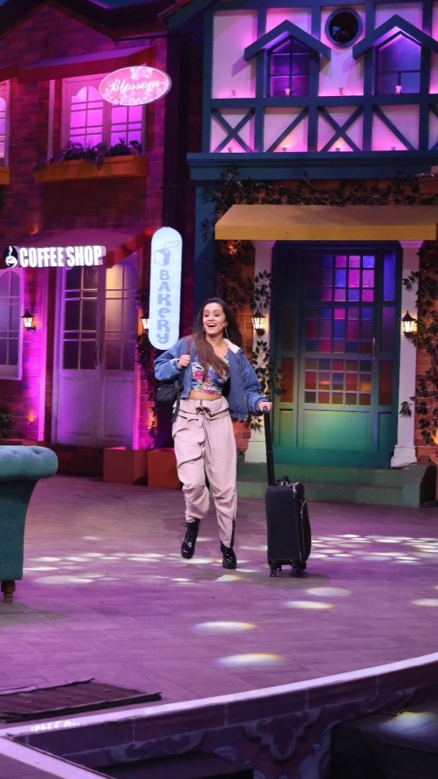 The Kapil Sharma Show: Varun Dhawan transforms into Prabhu Dheva, Shraddha Kapoor arrives with suitcase on set The Kapil Sharma Show: Varun Dhawan transforms into Prabhu Dheva, Shraddha Kapoor arrives with suitcase on set