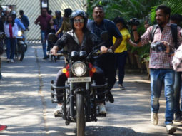 Sonakshi Sinha makes her way to Kareena Kapoor Khan’s show What Women Want on a bike