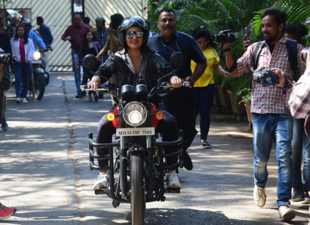 Sonakshi Sinha rides a bike to the sets of Kareena Kapoor Khan’s show What Women Want