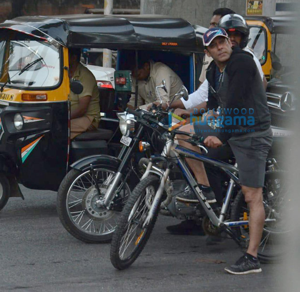 Amid packed schedule, Salman Khan goes cycling on the streets of Mumbai Amid packed schedule, Salman Khan goes cycling on the streets of Mumbai