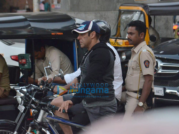 Amid packed schedule, Salman Khan goes cycling on the streets of Mumbai Amid packed schedule, Salman Khan goes cycling on the streets of Mumbai