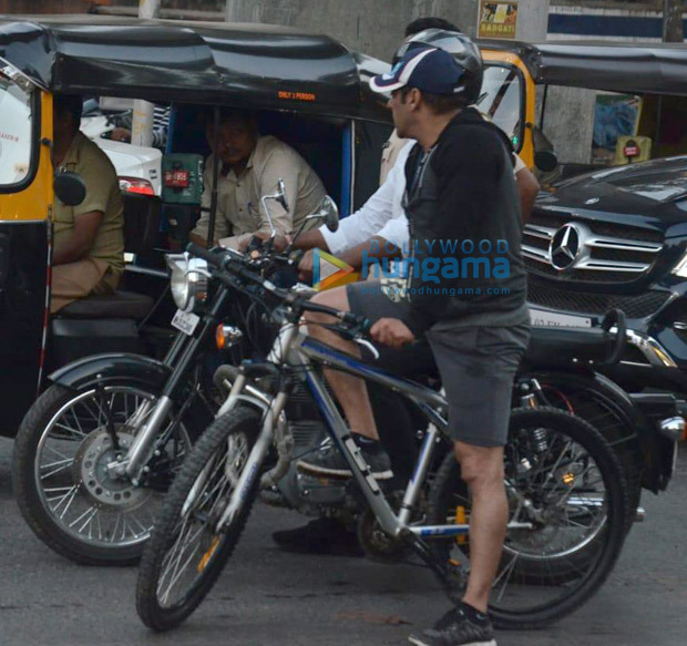 Amid packed schedule, Salman Khan goes cycling on the streets of Mumbai Amid packed schedule, Salman Khan goes cycling on the streets of Mumbai
