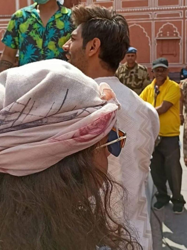 Bhool Bhulaiyaa 2: Kartik Aaryan holds Kiara Advani in his arms during romantic song shoot in this leaked video 