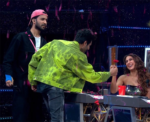 Kartik Aaryan gives a heart shaped balloon to Sara Ali Khan on Dance Plus 5