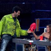 Kartik Aaryan gives a heart shaped balloon to Sara Ali Khan on Dance Plus 5