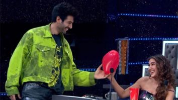 Kartik Aaryan gives a heart shaped balloon to Sara Ali Khan on Dance Plus 5