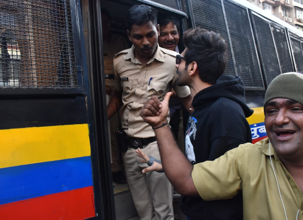 Kartik Aaryan shares a sweet moment with fans and Mumbai police officers 