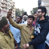 Kartik Aaryan shares a sweet moment with fans and Mumbai police officers