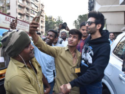 Kartik Aaryan shares a sweet moment with fans and Mumbai police officers