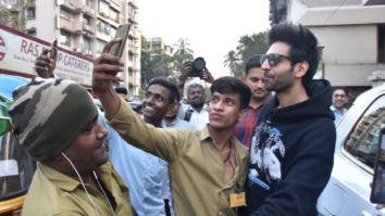 Kartik Aaryan shares a sweet moment with fans and Mumbai police officers