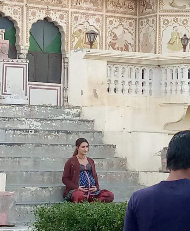Kriti Sanon cradles her baby bump in LEAKED PHOTO from the sets of Mimi Kriti Sanon cradles her baby bump in LEAKED PHOTO from the sets of Mimi