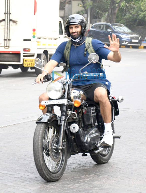 photos aditya roy kapur snapped on a bike at carter road bandra 1