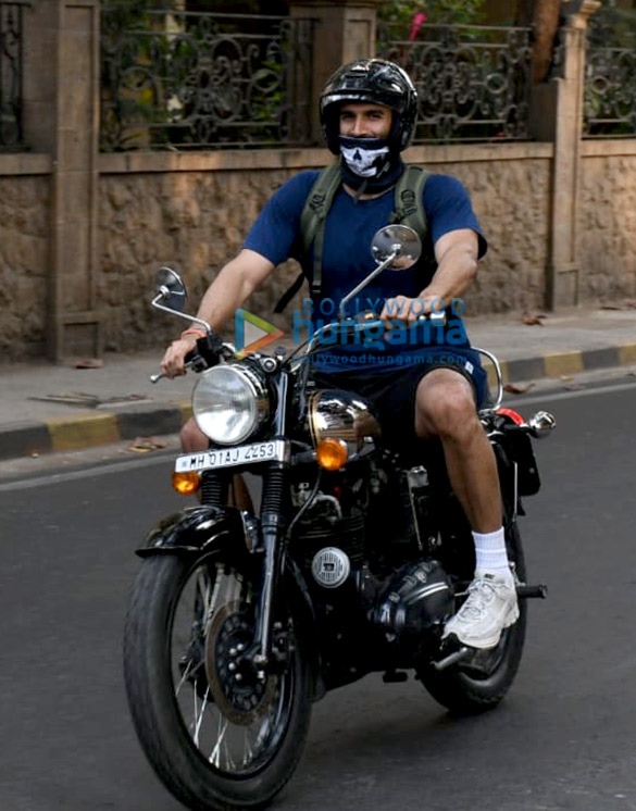 photos aditya roy kapur snapped on a bike at carter road bandra 2