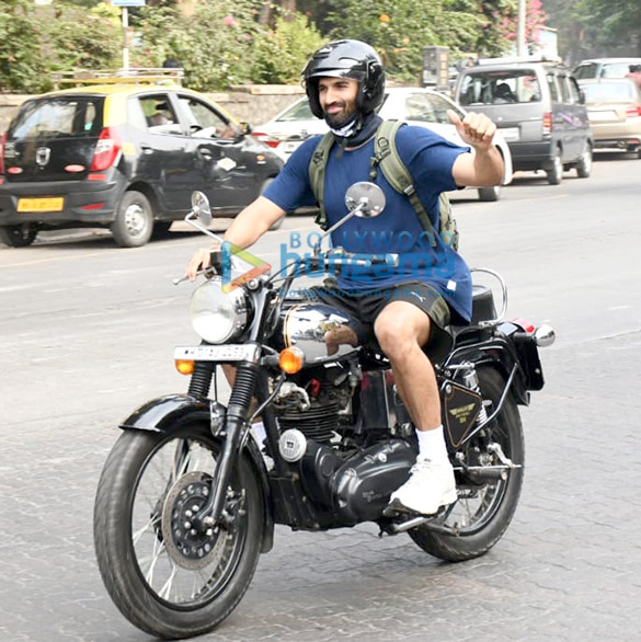photos aditya roy kapur snapped on a bike at carter road bandra 4